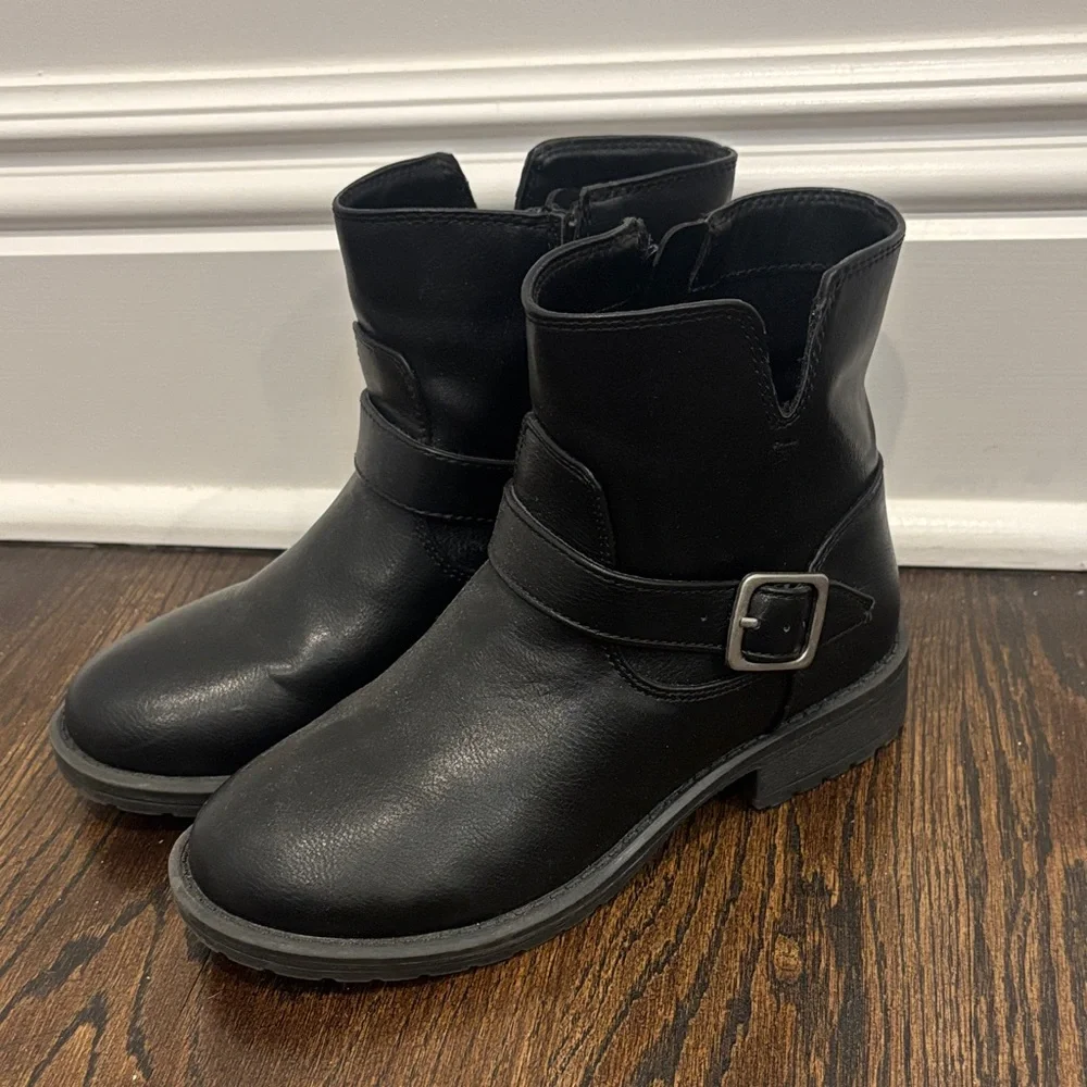 Cat & Jack Girl’s Black Boots Size 2